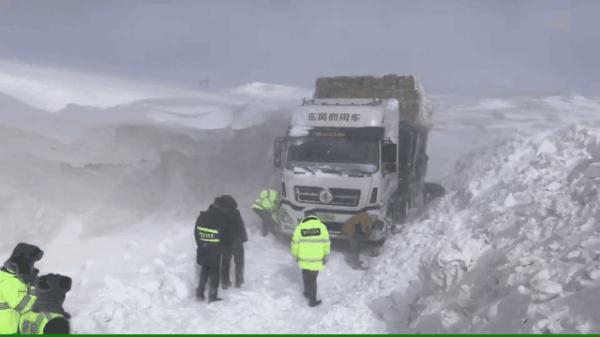 如同科幻大片！玛多境内高速公路积雪最深处达8米 汽车艰难通行