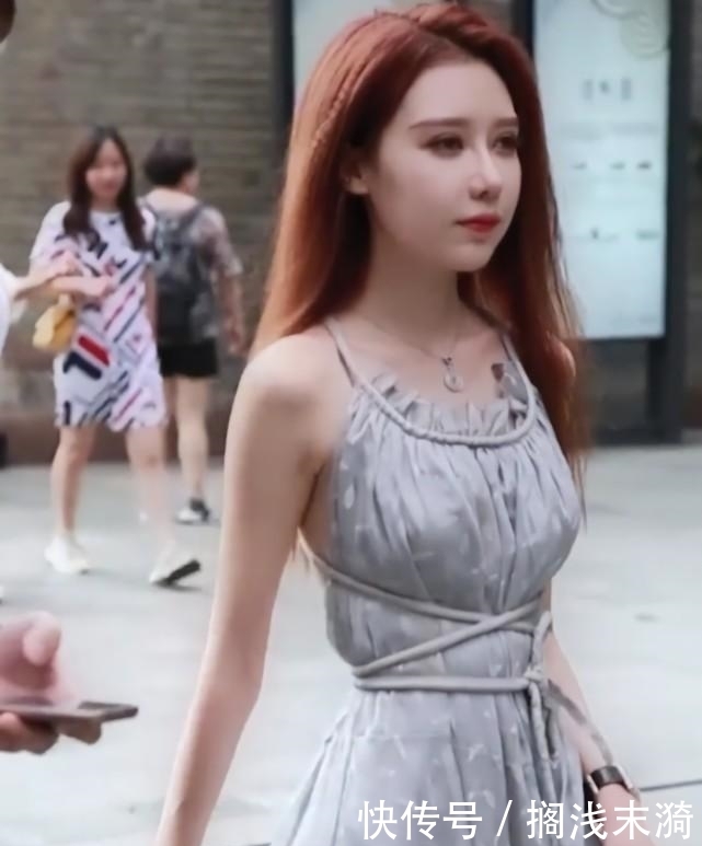 【和裙子】小姐姐的腰是有多细?穿裙子还用“绳子”缠三圈,这操作太服气了