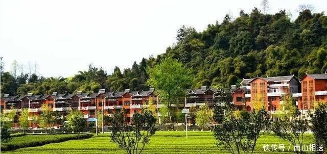 美籍华裔回国过国庆节，一到老家就愣了悔不当初！