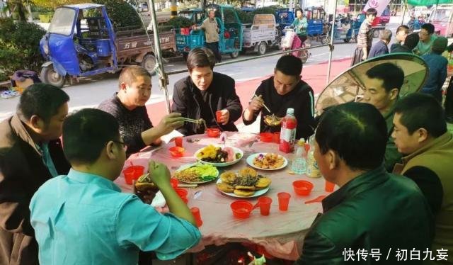  [超乎]苏北农村给新生儿“送粥米”，吃大席场面热闹非常，超乎想象！