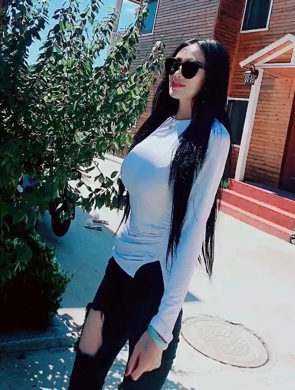 户外“网红美女”，好优秀的身段，一般女生比不了