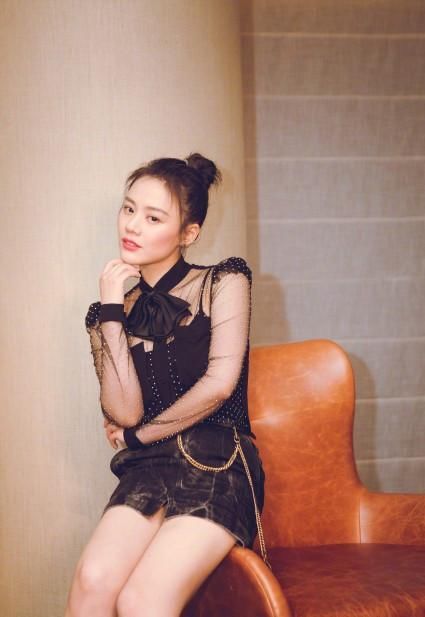 马思纯真大胆，吊带外穿“透视装”就亮相活动，黑色垫肩太抢镜!