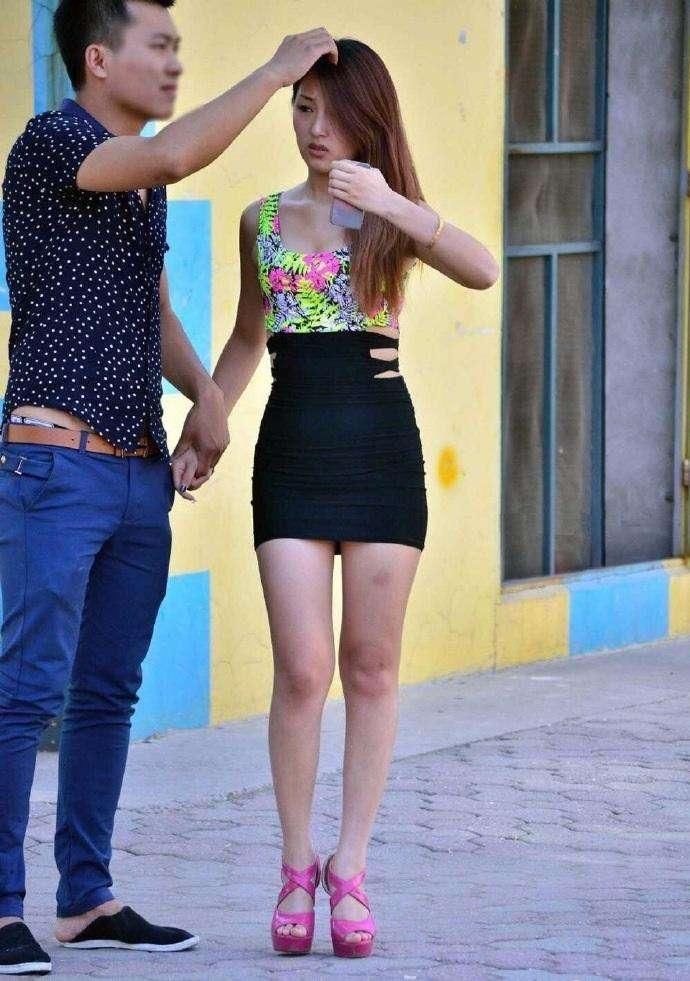 街拍, 美女胆子太大了, 真空出街一点都不怕被看