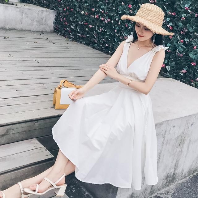 上海的姐姐真敢穿，直接穿吊带连衣裙，意想不到的特别美！