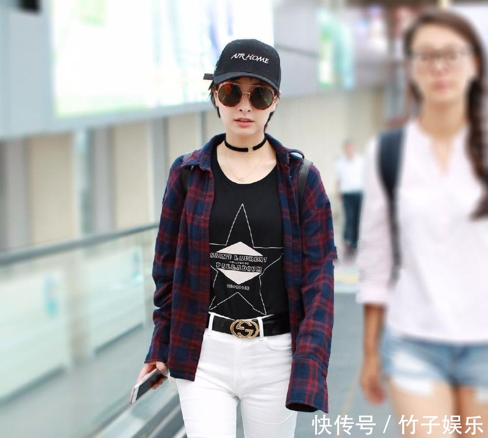 吴昕太拼了! 三伏天还穿这么厚的卫衣出门, 网友: 冷热都不分了吗