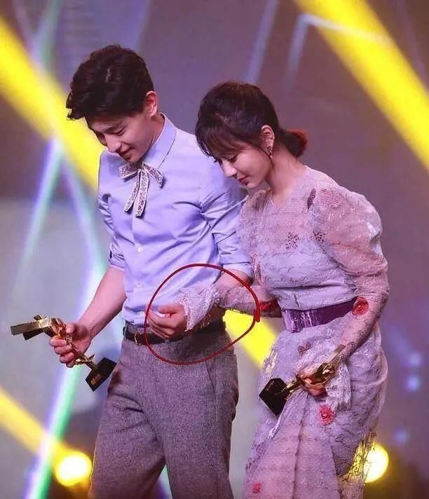 穿高跟鞋有多辛苦?冉莹颖脚被勒出印，她的脚趾变形