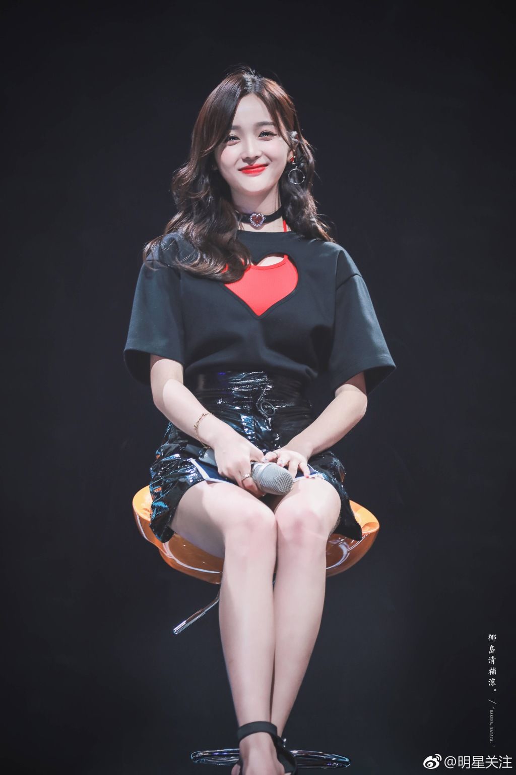 吴宣仪这口红色号有谁知道?显得皮肤好白 修长美腿都没它抢镜