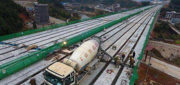  迎来@国内迎来首条“不限速高速”，全程不设收费站，一脚油门跑