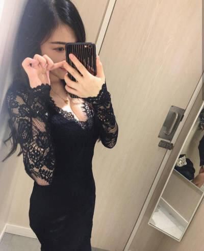 上海街拍 小姐姐穿着蕾丝情趣内衣，在街头闲逛，网友大呼，惊呆