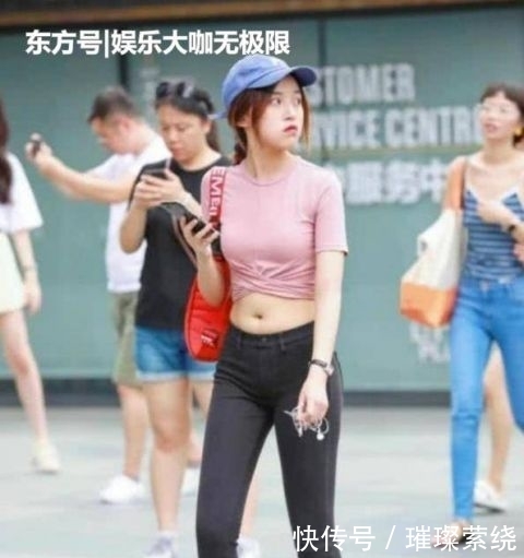  『风采』街拍：丹唇外朗的美女，一条浅蓝色连衣裙外搭白色外套，风采迷人