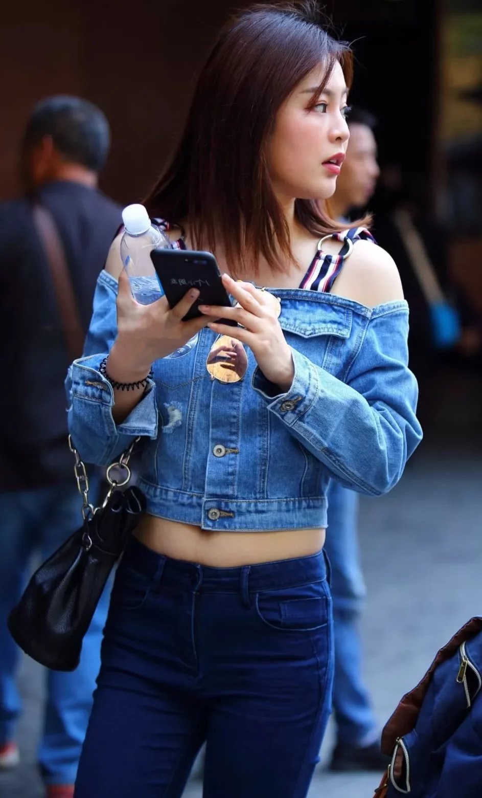 牛仔露肩衣搭配紧身牛仔裤，很有独特的清凉气息和优雅的线条美