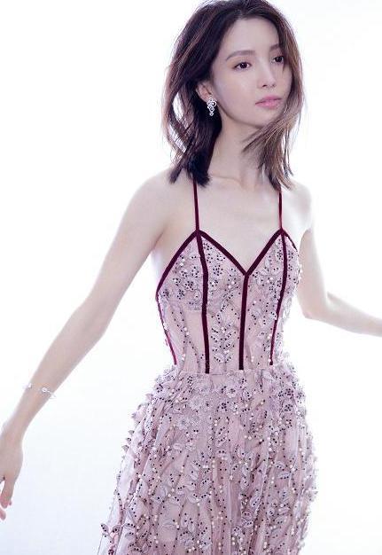 Skr!“萌妃”金晨秀超高难度一字马 网友：确实可以卖艺了！