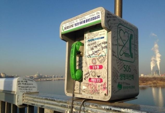 中国大妈“阻止”日本轻生者，韩国自杀桥越改越糟糕