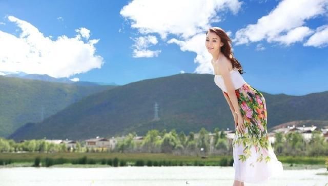  #少女#大美人萧蔷近照曝光，52岁穿抹胸长裙，身材苗条像少女