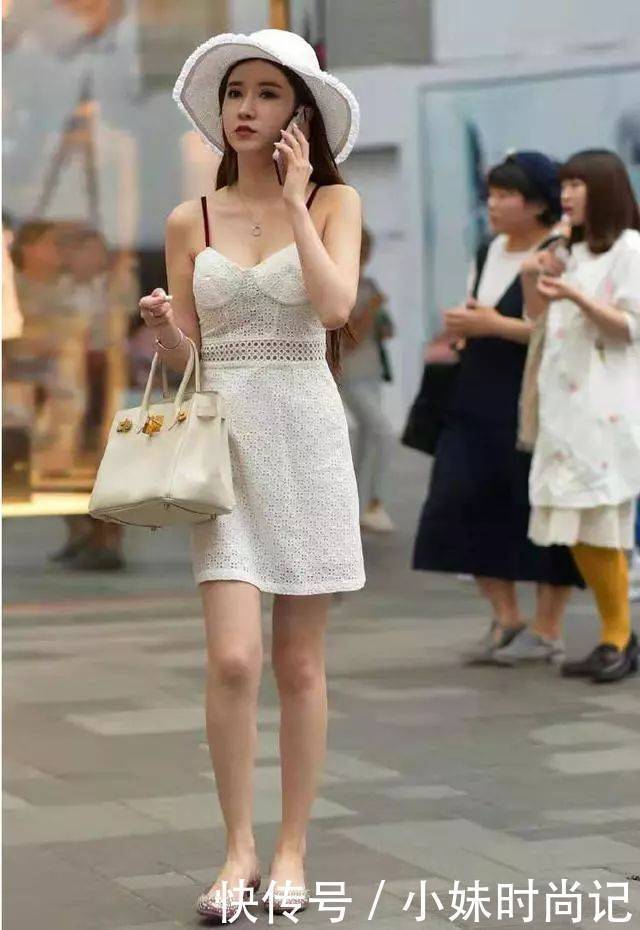  #吊带#街拍：想要穿得温柔淑女一些,试试吊带连衣裙+大圆帽,真是俏皮又可爱