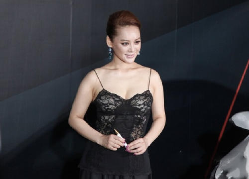 宁静瘦了？身穿黄色外套的宁静又瘦又美，网友：这样的她显得更美