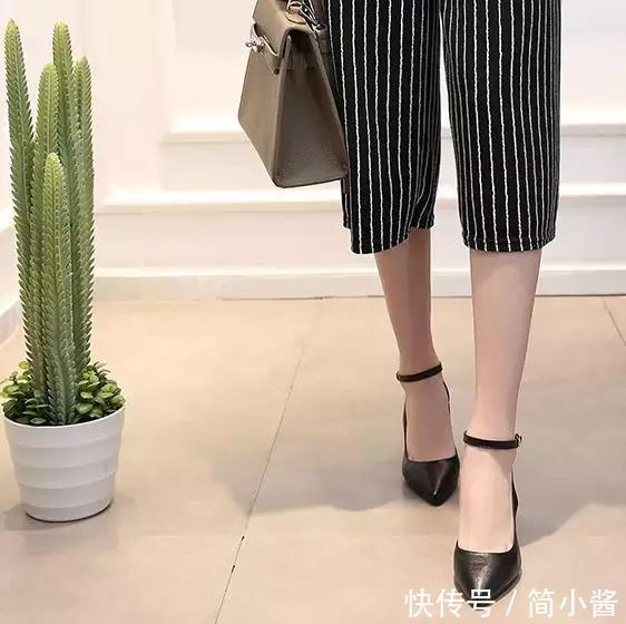现在这个时节，当然少不了一双时尚高跟鞋