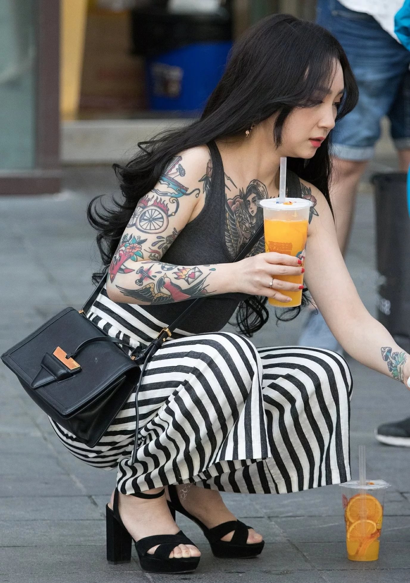 气质小姐姐婴儿肥尽显熟女风采，胸口大面积纹身看着就酷炫，吸睛