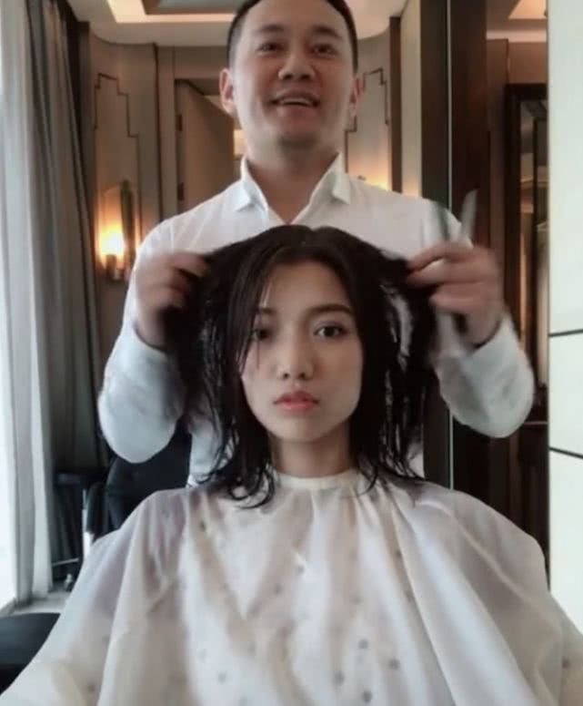 18岁小女生去理发，做了一款心仪的卷发，做完之后瞬间老10岁