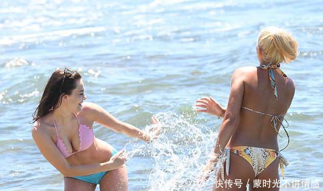 美女明星艾米丽·布莱克威尔漫步沙滩，身材完美，闪耀无比！