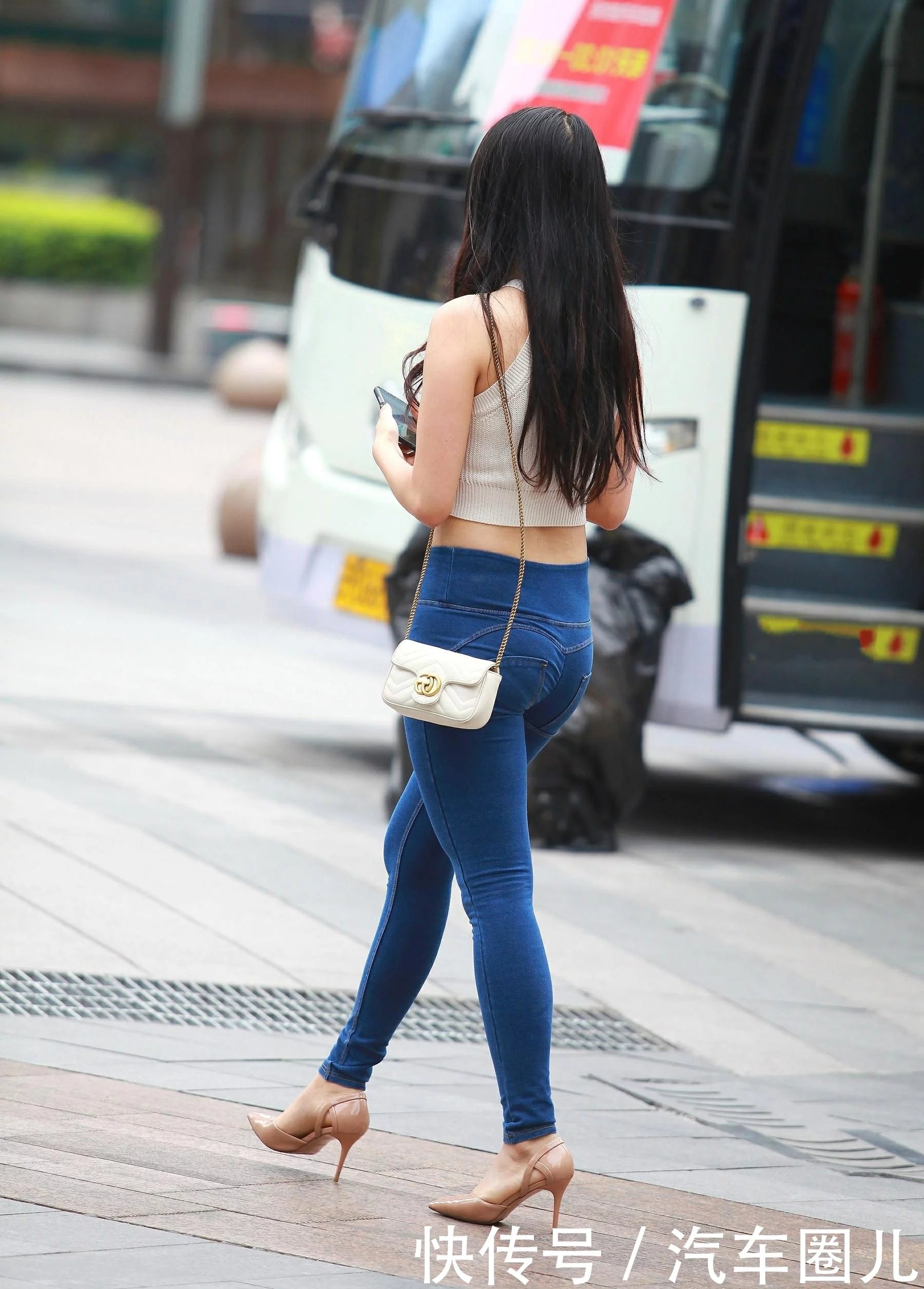 气质小姐姐紧身牛仔裤搭配大气十足，嘴里含着小勺子尽显可爱呆萌