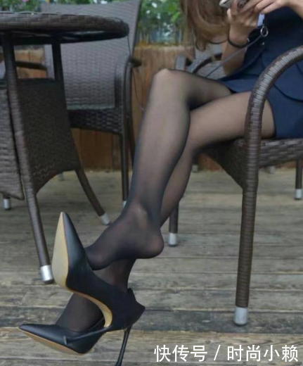尖头设计修饰女性腿部造型,勾勒完美曲线,展现妩媚迷人的魅力