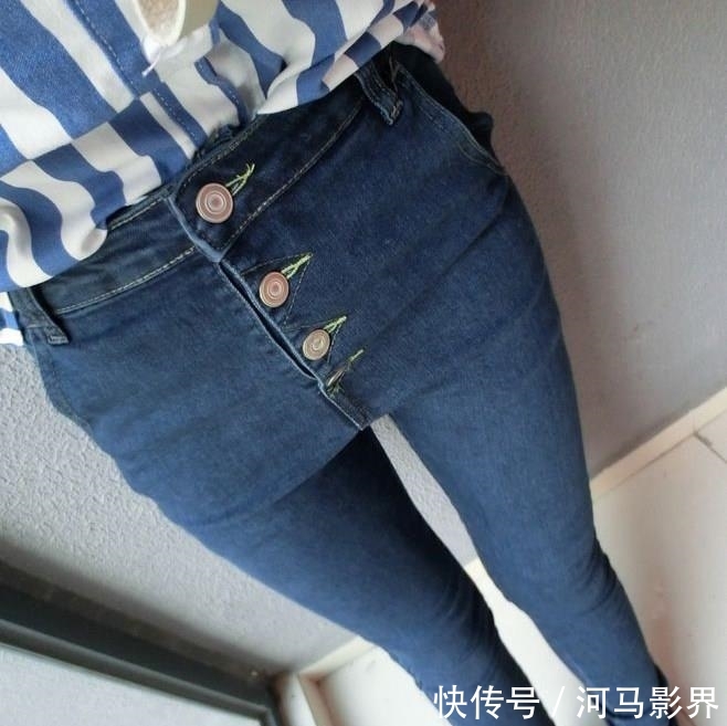  【营造】牛仔裤女神营造出极具魅力的身材!