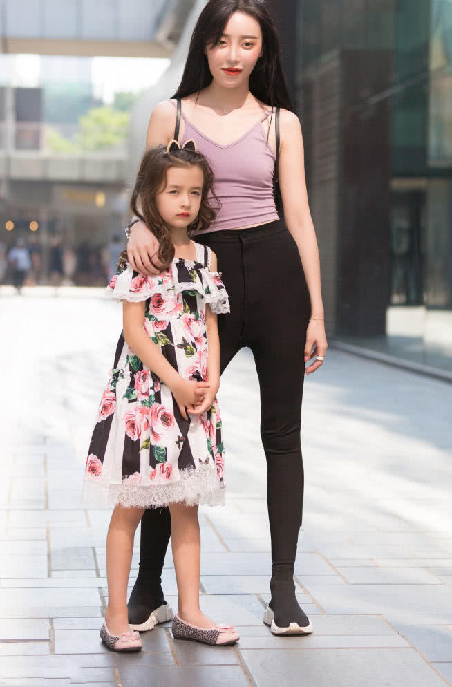 性感小姐姐吊带低胸装搭配紧身热裤，大秀玲珑有致的身材十分性感