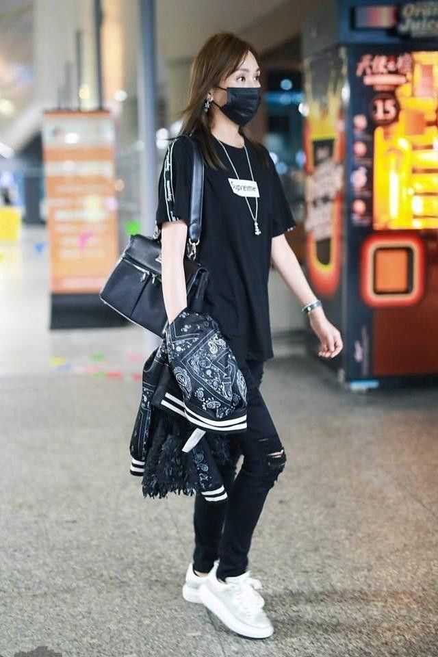 杨恭如裤子都烂成这样了，真心酸!网友:她怎么就不老呢?