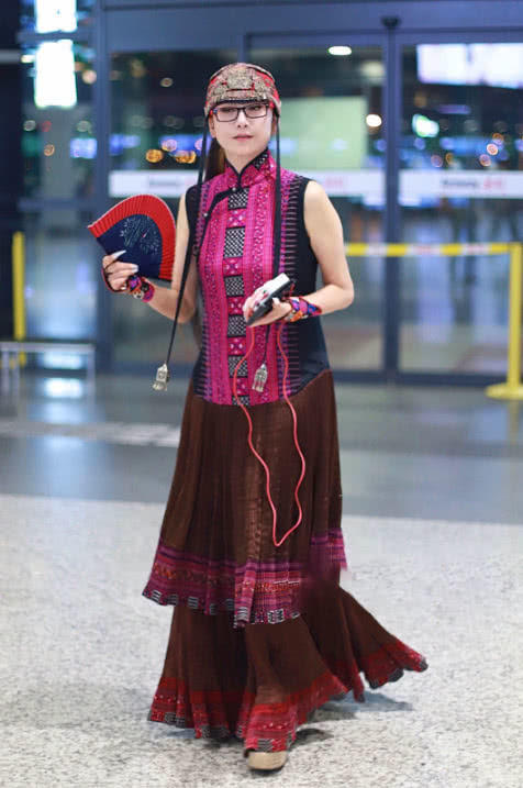 60岁杨丽萍红色民族风,高颜值帽真吸睛!网友:看着不过20岁