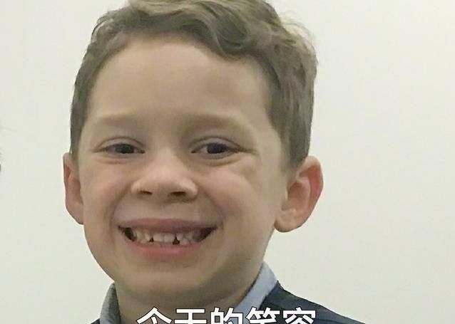  『孩子』8岁男孩的一个假笑价值千金网友却心疼看着都累