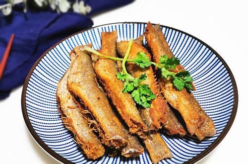  『香酥』小鱼这样做，香酥美味，小刺可以嚼着吃，再也不怕卡嗓子了
