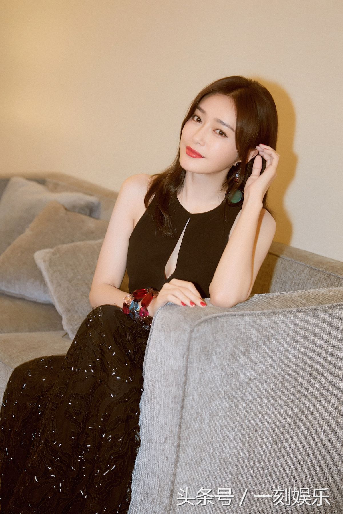 秦岚优雅亮相香港时尚活动，简洁中显露性感