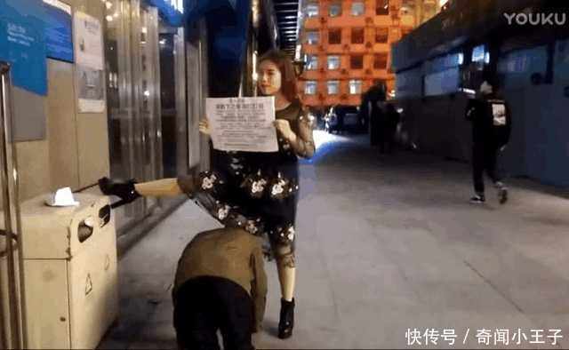 小伙从举牌美女胯下钻来钻去,看清牌子上的字