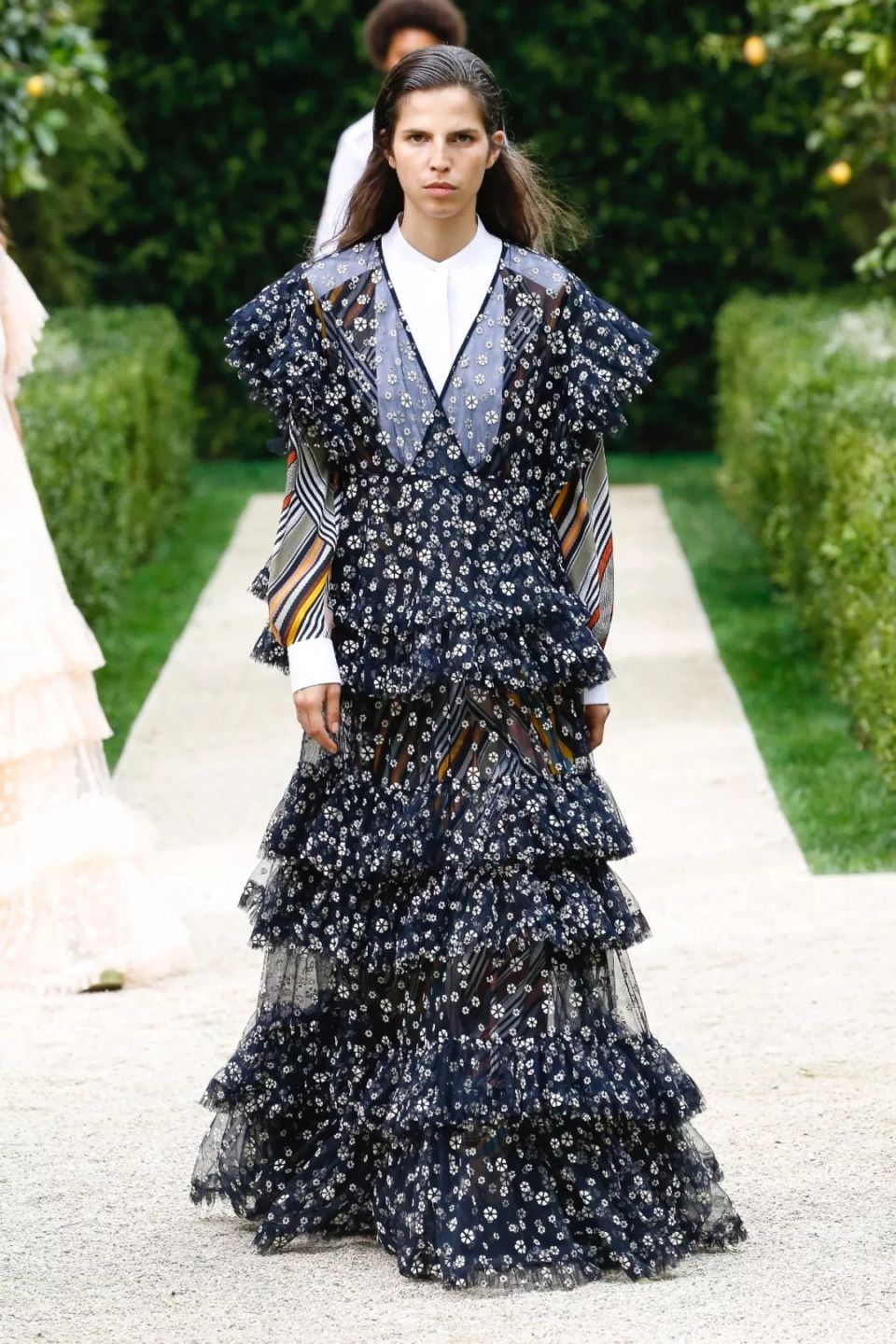 娜扎预测黄铜包边帆布鞋将成爆款,Tory Burch把浪漫融入运动风!