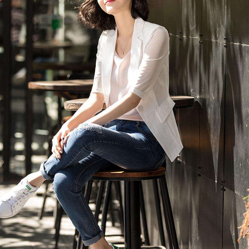 小姨真是会打扮!小西服+平底鞋，瞧瞧下图穿法，美的勾人心魂