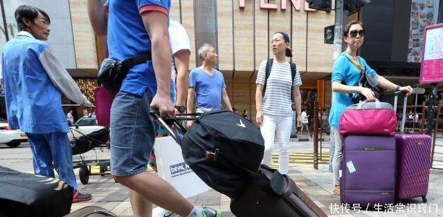 在香港旅行时，背双肩包的游客常常被“嫌弃”美女导游道出内情