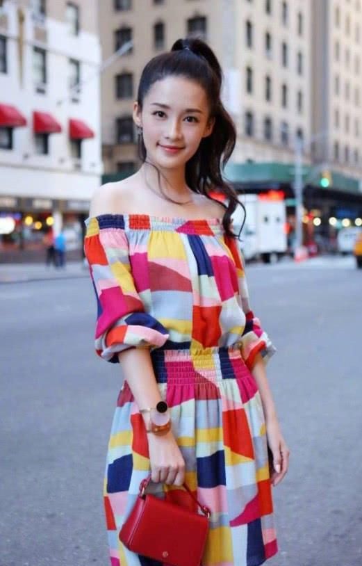 李沁这是闹哪样，拿三个“塑料瓶盖”戴在手上，从哪里抠下来的？