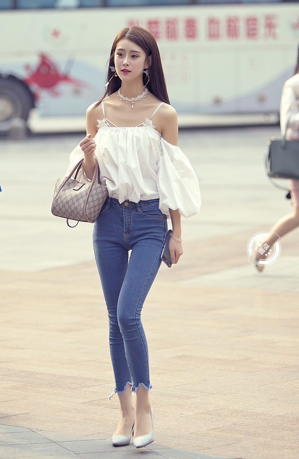 夏日街拍：图4纤长美腿欲罢不能，哪位美女小姐姐撩到你了？