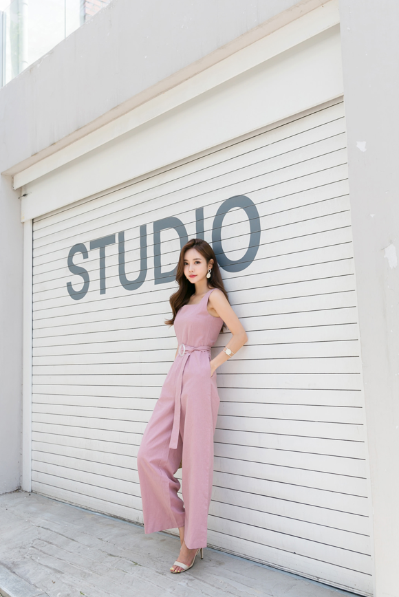 头条女神孙允珠，蜜桃汽水碎冰亮丝束腰阔腿裤