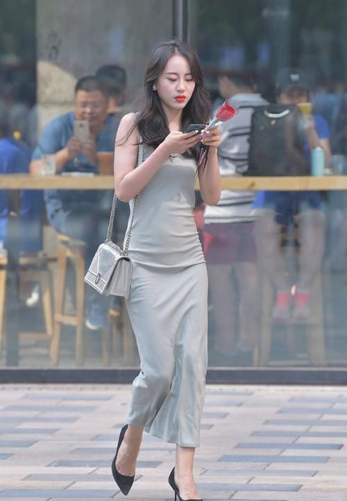  时尚女生们|一条款式简约的长裙，一段优雅清爽的回忆