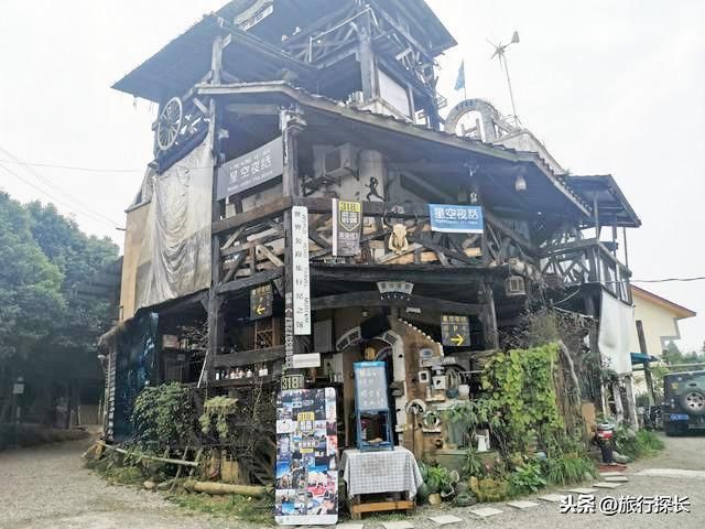 铁山坪上的美国乡村民宿，有人却觉得像是废墟，你看像啥