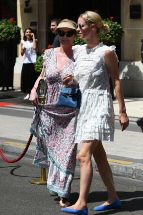 妮基希尔顿和妈妈一起出街，大秀豪门甜美名媛风