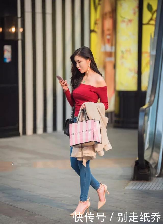 『美女』街拍:美女正因为有了高跟鞋的加持,搭配才显得足够的性感