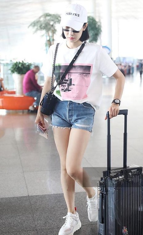 当王子文和宋茜同穿短裤秀腿，网友:这腿部的差距如此尴尬!