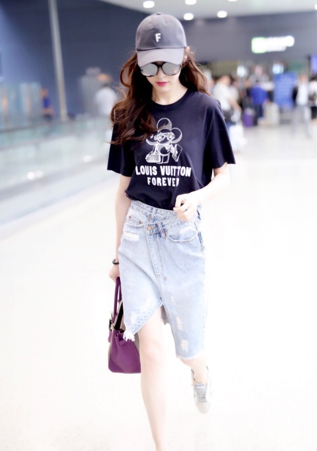 唐嫣秀“漫画腿”，白衣配裙子很少女，上面居然是“车祸现场”！