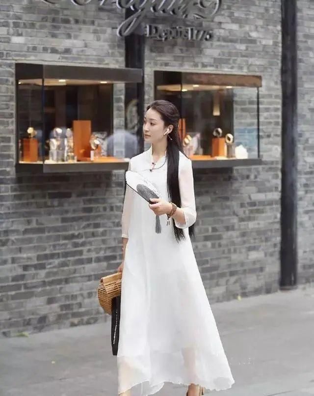  #纯洁#街拍打底裤小姐姐,散发着纯洁唯美的气息,更加挺拔有型