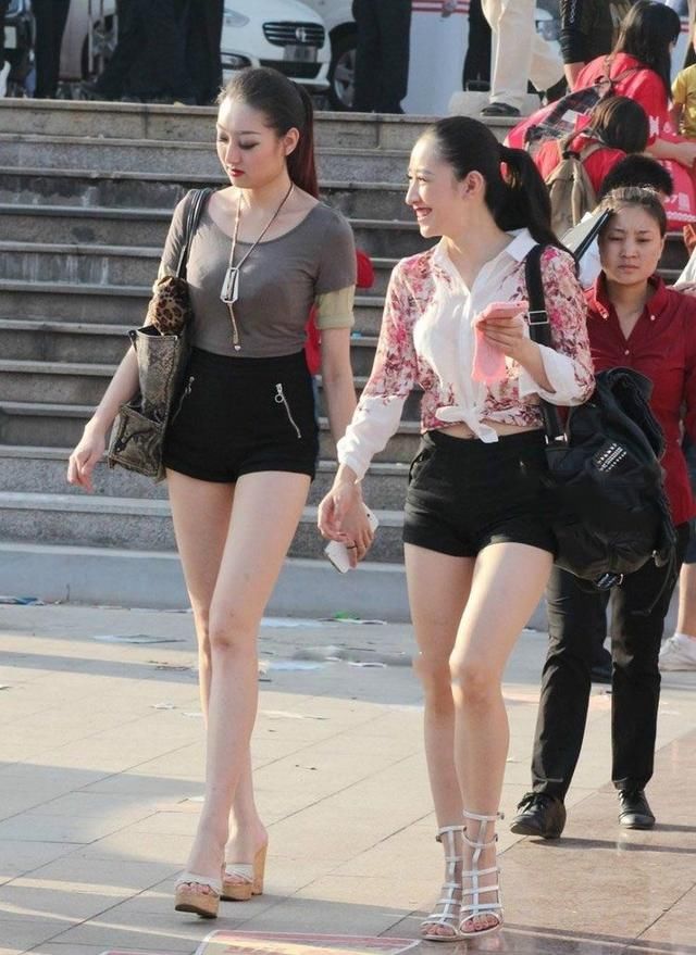 一个美丽的姐姐穿着优雅剪裁的短裤