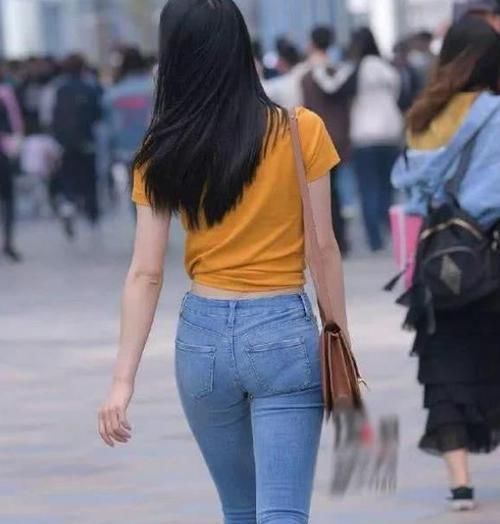  『短袖』养眼女神街拍：光艳逼人的美女，一件白色短袖配牛仔裤，时尚运动活力气息