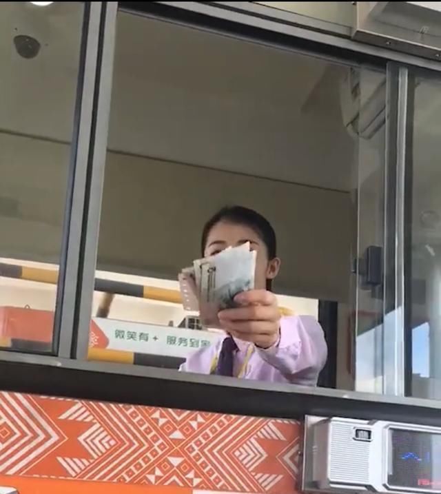 心疼!“高速男收费员假笑事件”刚刚平息，这位女收费员也火了